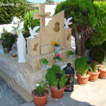 Ταφικό μνημείο οικογενειακού μεγέθους με μάρμαρο και φυσική πέτρα σκαπιτσαριστή